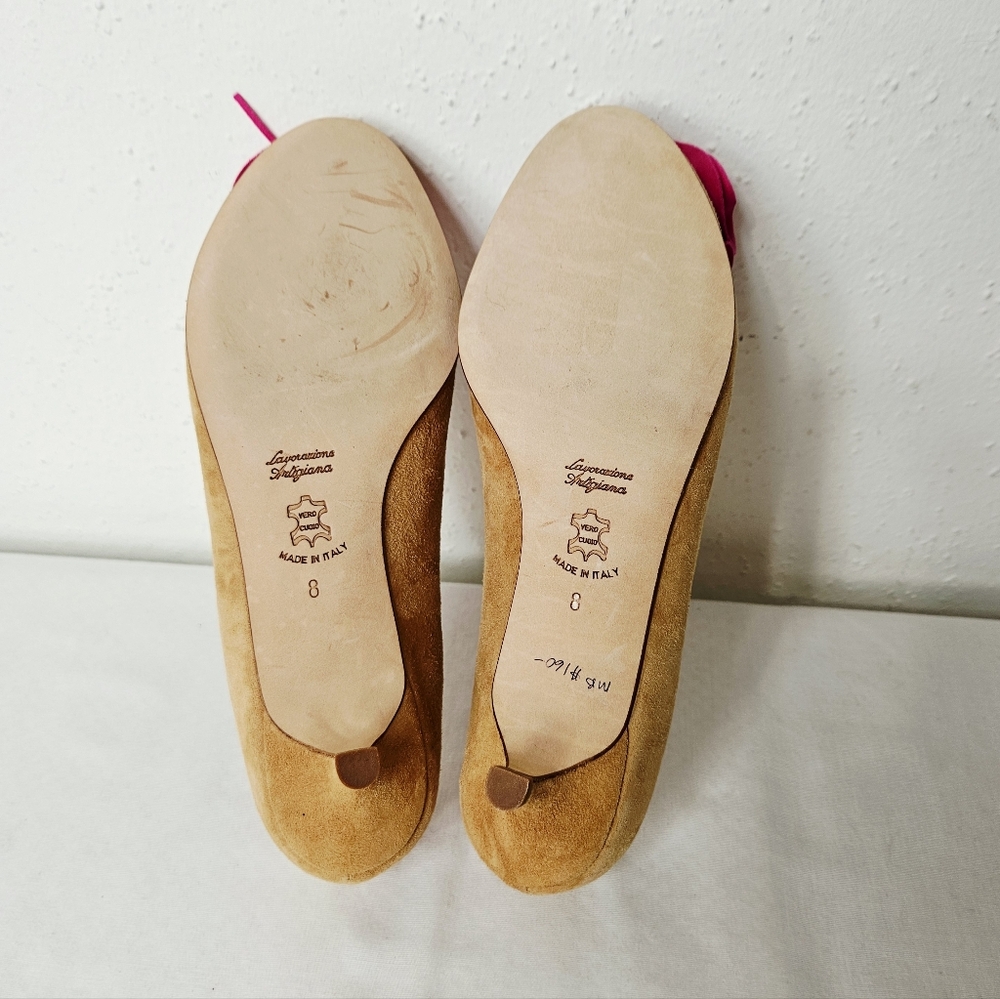 Butter Italy Suede Kitten Heel Pump in Tan Size 8 with Pink Flower - Picture 8 of 9